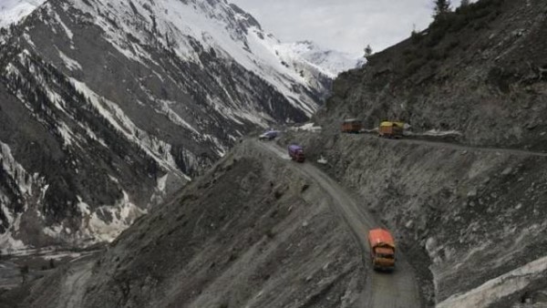 most_dangerous_roads_in_india_chang_la_pass
