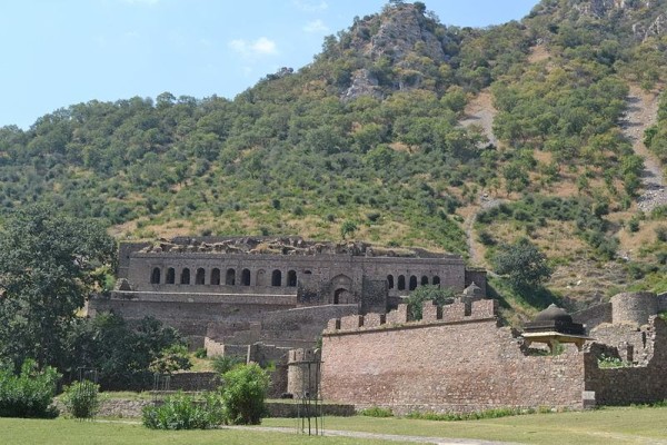 most_haunted_places_in_india_bhangarh_fort